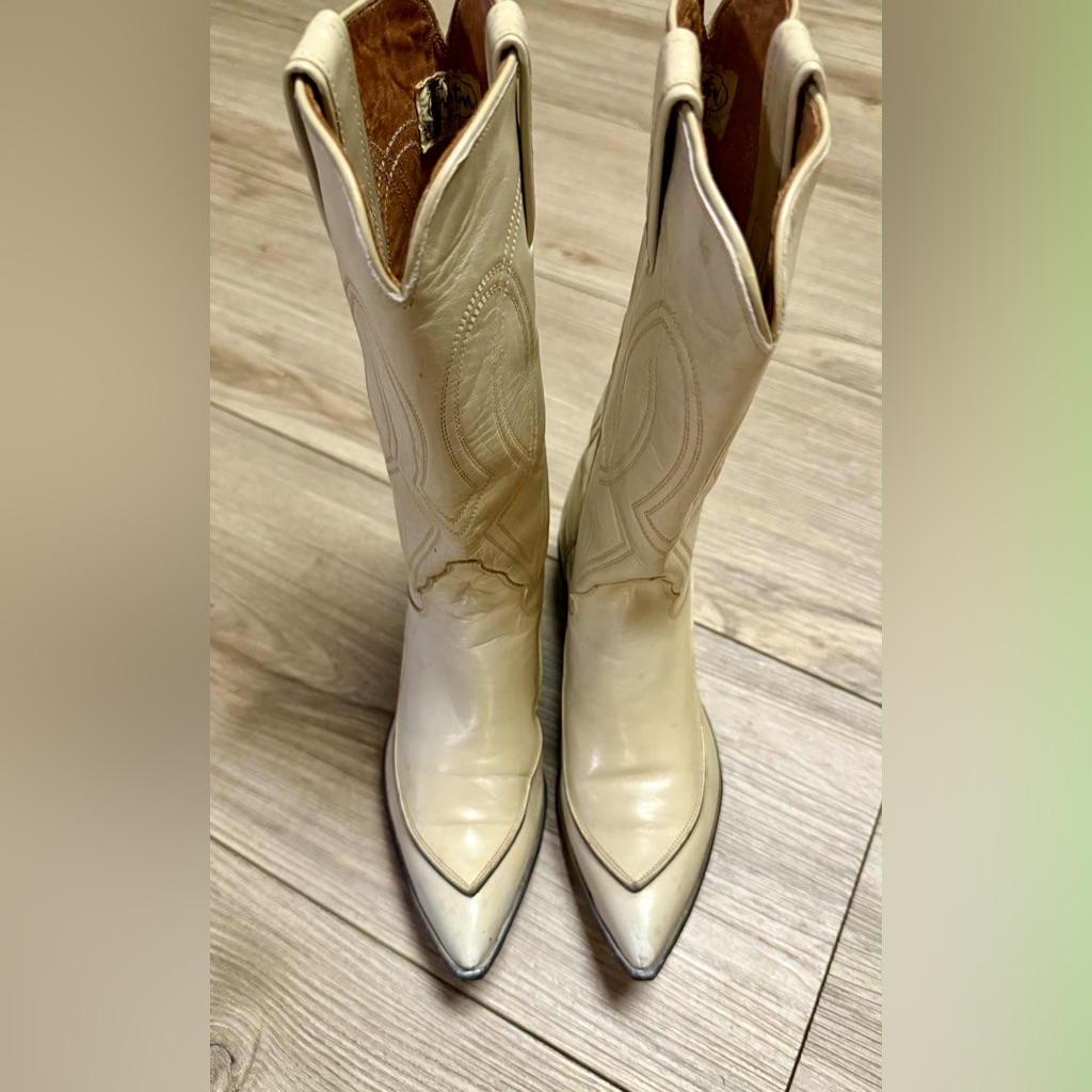Vintage Justin Boots Cream Heeled Western Boots